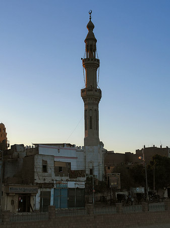 Stadt mit Moschee Fotos