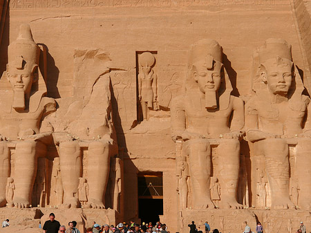 Foto Tempel mit Touristen - Abu Simbel