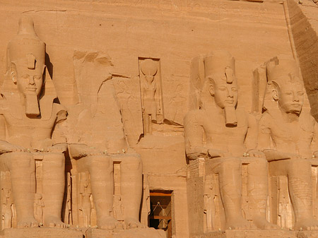 Foto Tempel mit Touristen - Abu Simbel