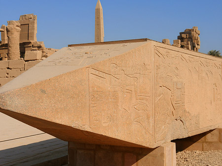 Foto Umgekippter Obelisk