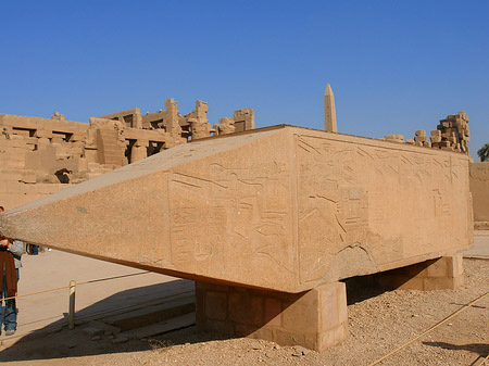 Umgekippter Obelisk Foto 