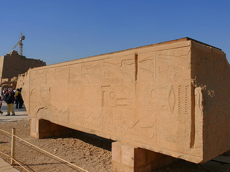 Umgekippter Obelisk