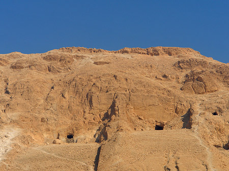 Eingang zum Tempel mit Berg Fotos