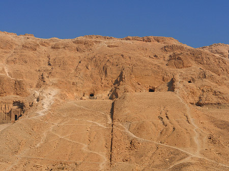 Foto Eingang zum Tempel mit Berg