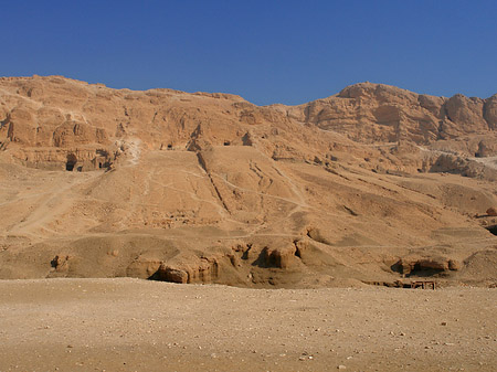 Eingang zum Tempel mit Berg