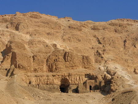 Eingang zum Tempel mit Berg Foto 