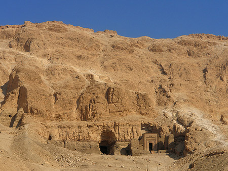 Eingang zum Tempel mit Berg Foto 