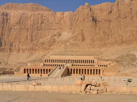 Eingang zum Tempel mit Berg Foto 