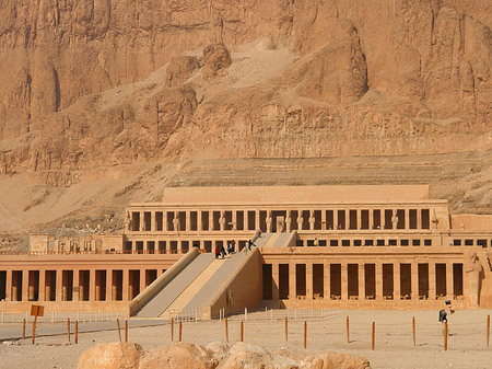 Eingang zum Tempel mit Berg Fotos