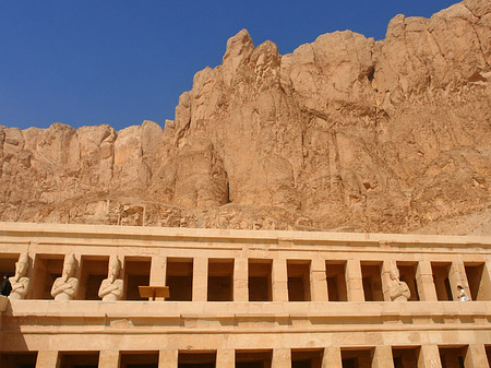 Eingang zum Tempel mit Berg