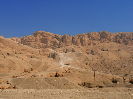 Eingang zum Tempel mit Berg Foto 