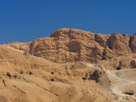 Foto Eingang zum Tempel mit Berg - 