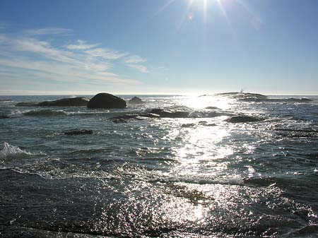 Blick vom Strand auf das Meer Foto 