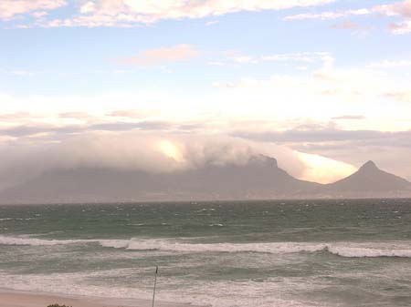 Der Tafelberg mit Wasser Fotos